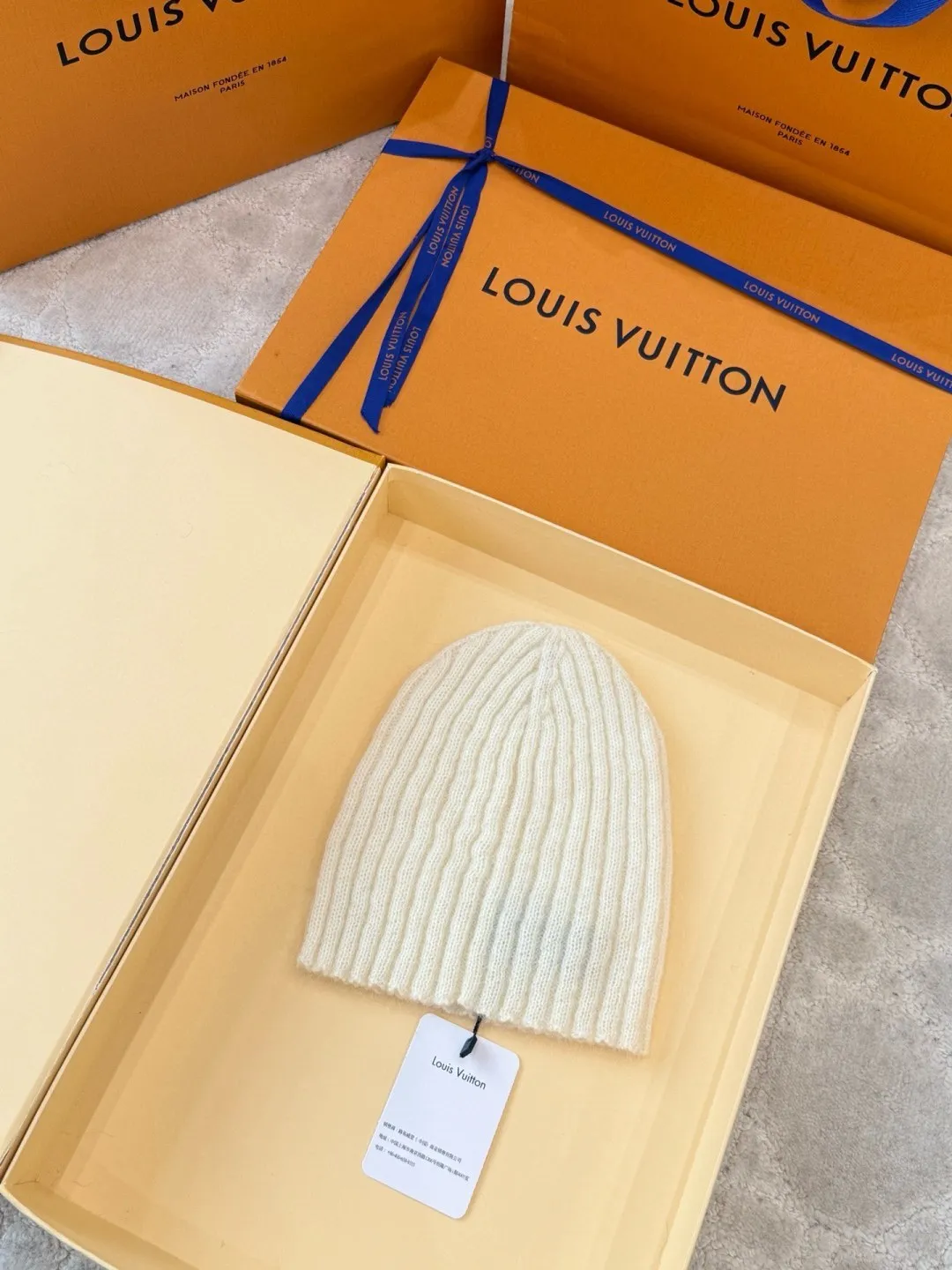 LOUIS VUITTON autumn and winter ski series cold hat ●Original version: purchased and developed for 4200 ●Item number: 1681972-A60 ●Fabric: wool blended fabric ●Technology: knitted ●Color: white/black ●Version: fitted version ●Description: Made of 100% Baby Cashmere (young cashmere), woven with a 28-needle worsted spinning process, the yarn fineness is 14.5 microns, and it feels light and soft. The main body of the hat has a vertical grooved texture, and is elastically wrapped using fixed-spacing stitching techniques to fit a head circumference of 56-58cm. The logo on the front of the hat adopts French satin embroidery technology, and the embroidery thread is made of high-gloss silk thread. The stitch density reaches 90 stitches/square centimeter. The font outline is smooth and not easy to fall off. The cap opening is ribbed with the same material, which has long-lasting elasticity and is not easy to loosen. The finished product is shaped by low-temperature steam to ensure that the hat shape is three-dimensional and crisp. The post-finishing process includes anti-pilling treatment, taking into account both luxurious texture and daily durability. The packaging comes with an exclusive dust bag, continuing the exquisite standards of the brand's high-end accessories. The overall wiring is straight and delicate, the fabric is comfortable and soft, and the color is consistent without color difference. It can be matched with the same style to create a fashionable look and control various occasions. Customized accessories, complete with three standards, same style for men and women!